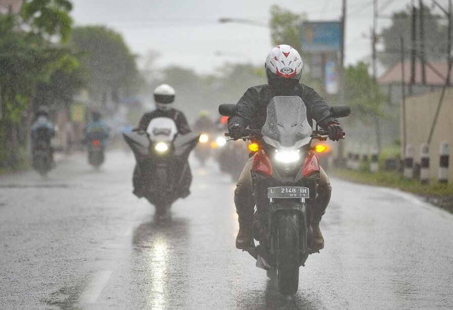 Tips Berkendara Saat Hujan Ala Instruktur Safety Riding Mpm Nomor