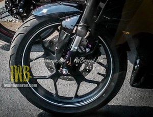 fork USD + desain velg baru + ban lebih lebar