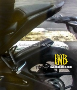 swingarm model banana + footstep belakang mirip Byson