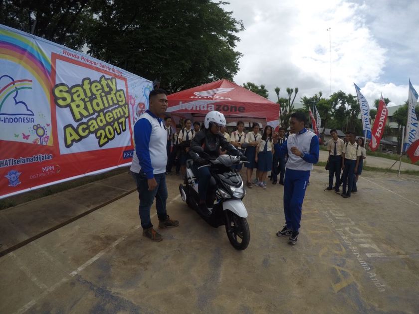 Penyampaian materi safety riding oleh instruktur
