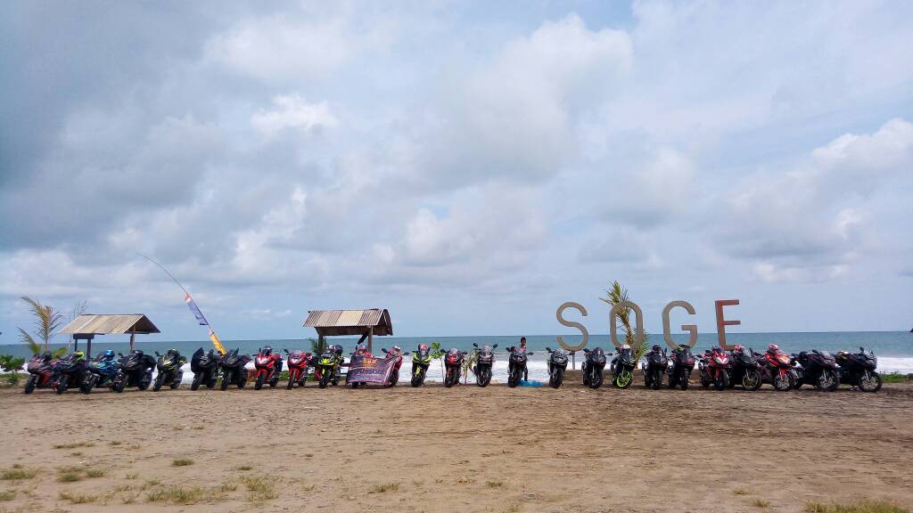 Kopgab HCOI_AE Area bareng HCOI_Bandung Sulap Pantai Soge Jadi Lautan All New Honda&nbsp;CBR250RR