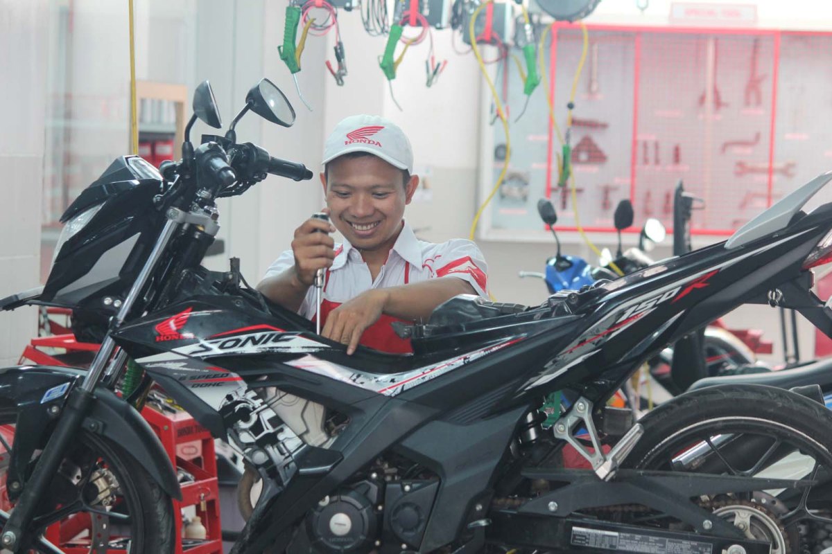 Mekanik AHM Siaga Jelang Lebaran guna Pastikan Sepeda Motor Pemudik Layak Jalan, Aman dan&nbsp;Nyaman
