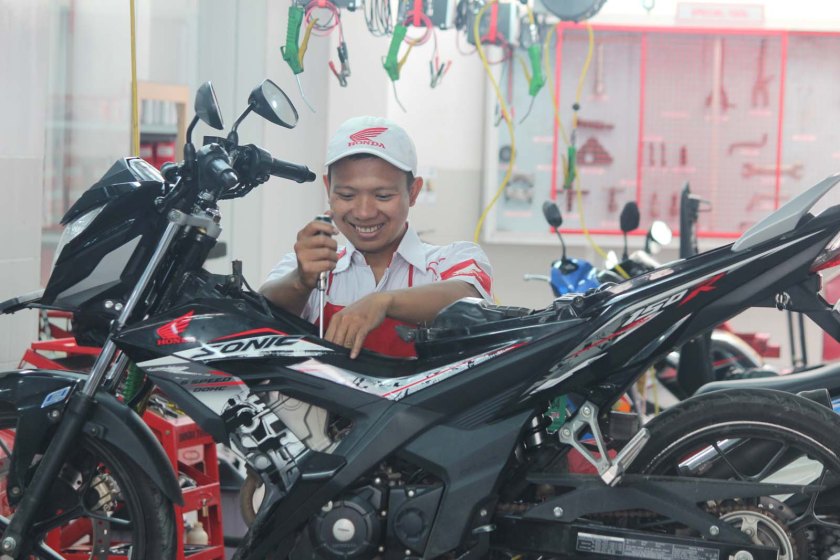 Aktivitas salah satu mekanik AHASS