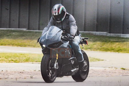 Ducati Terjepret sedang Tes Jalan Motor yang disinyalir Bermesin V4. Ada Hubungannya kah dengan&nbsp;MotoGP?