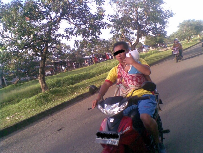 Gambar-Cara-Membonceng-Anak-Berbahaya-1024x768