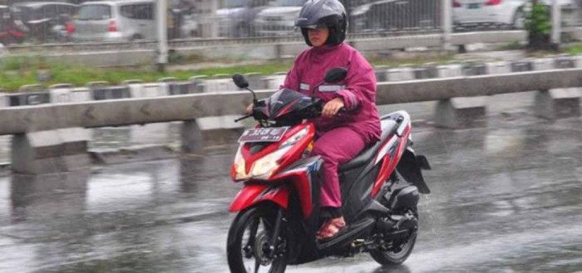 Tips-Aman-Berkendara-Motor-Saat-Hujan-1200x565.jpg