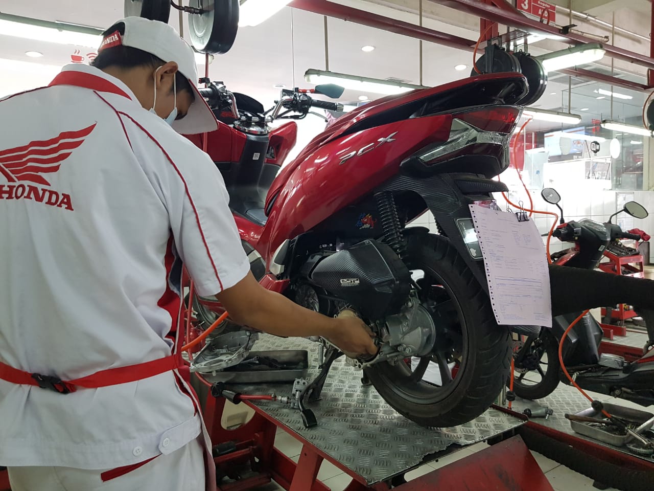 Tips Memilih Dan Merawat Ban Motor Saat Hujan - MOTOMAZINE